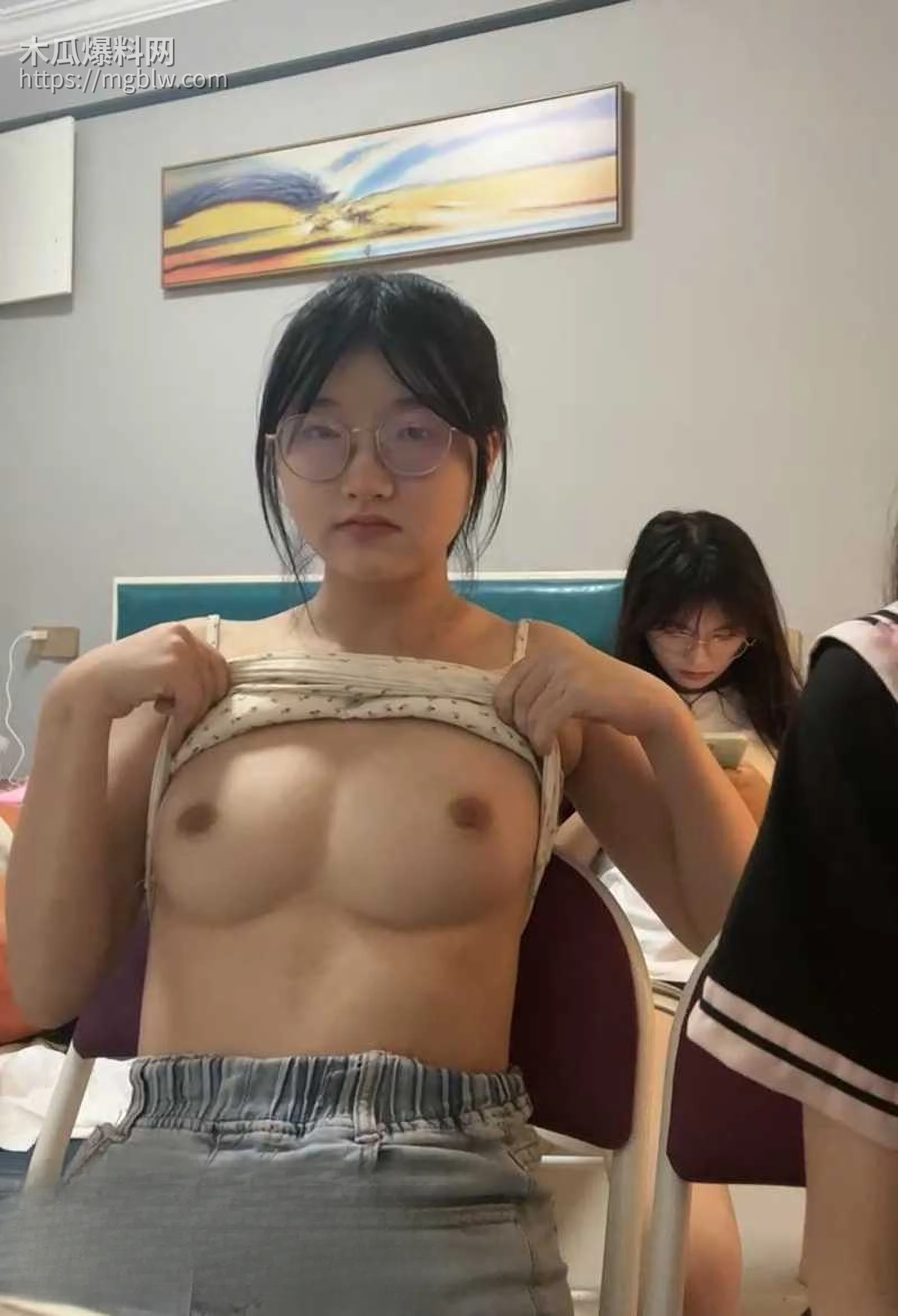 顶级嫩妹网黄困困兔带闺蜜裸播视频流出3拷贝