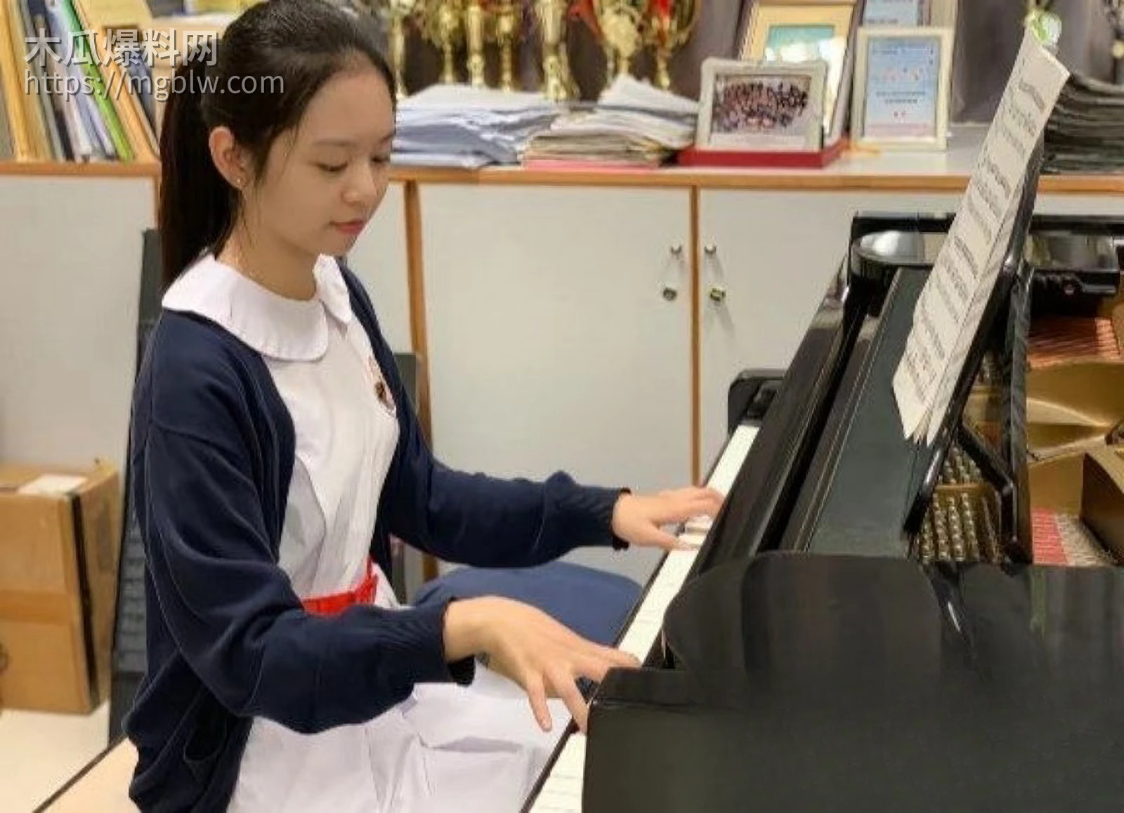 香港学生妹陈佳明酒店写真02