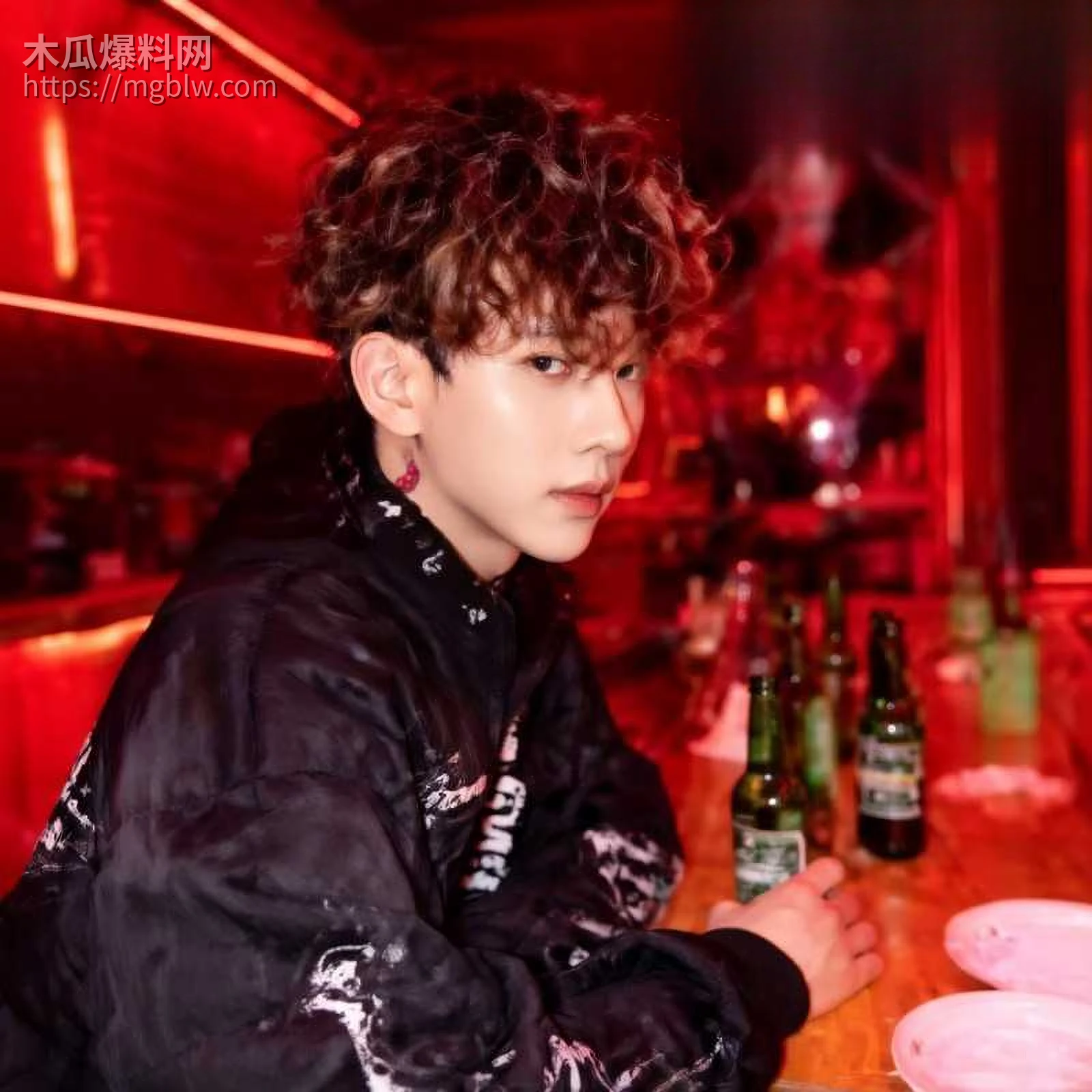 成都酒吧局头谢亚峰被曝出轨家暴02