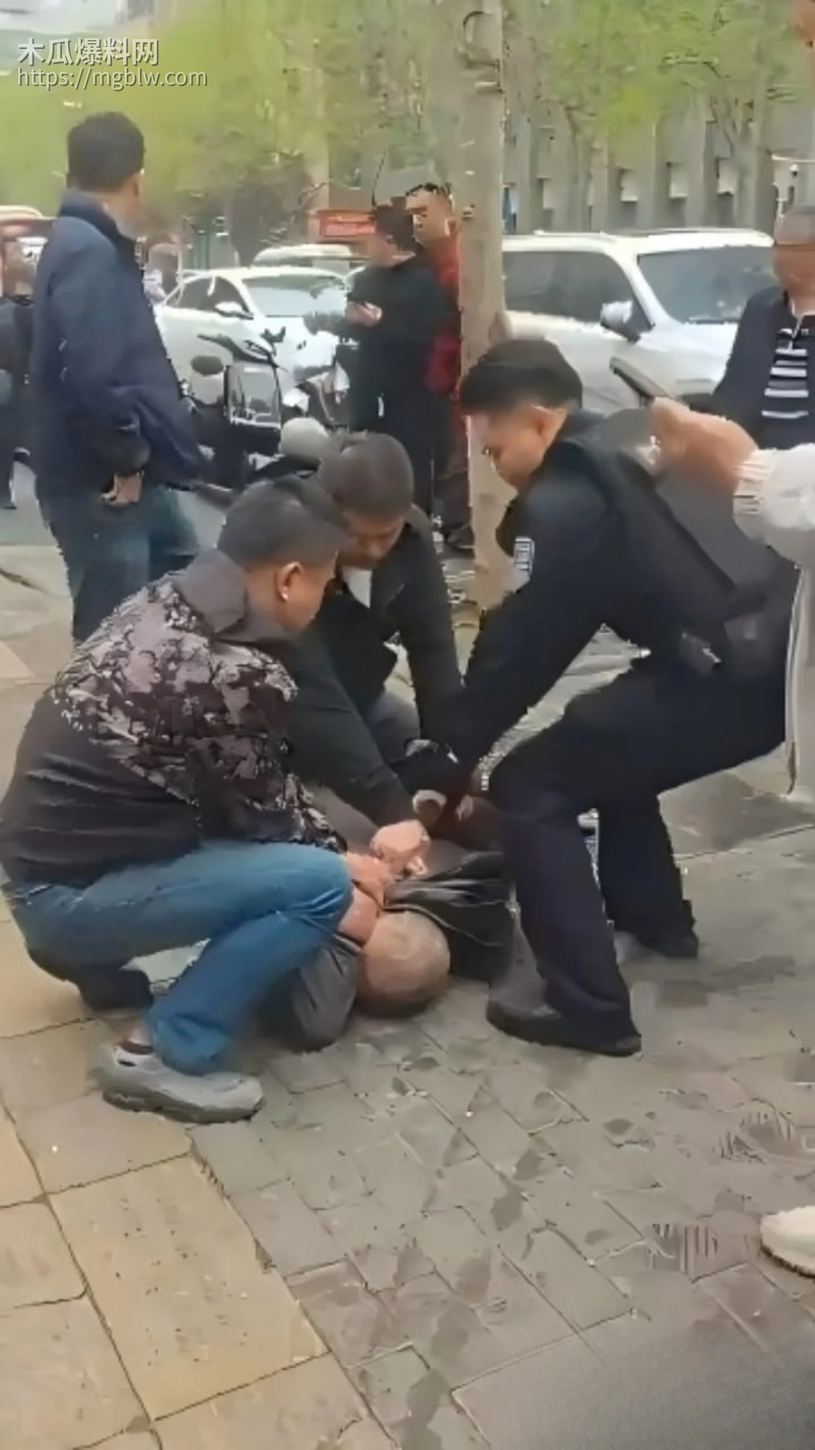 武汉青松路44岁男子随机持刀伤人事件02