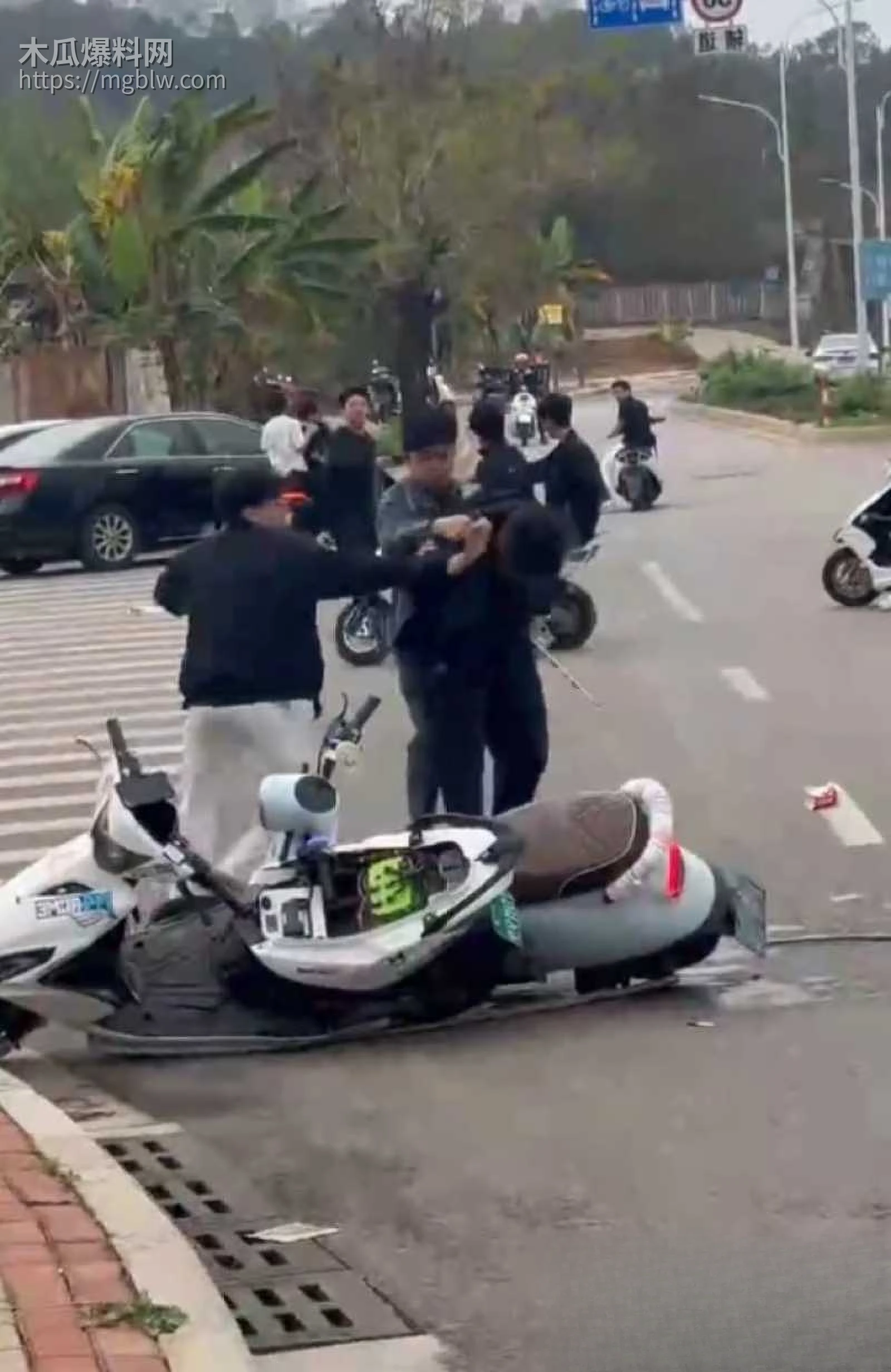 精神小伙打架现场 1