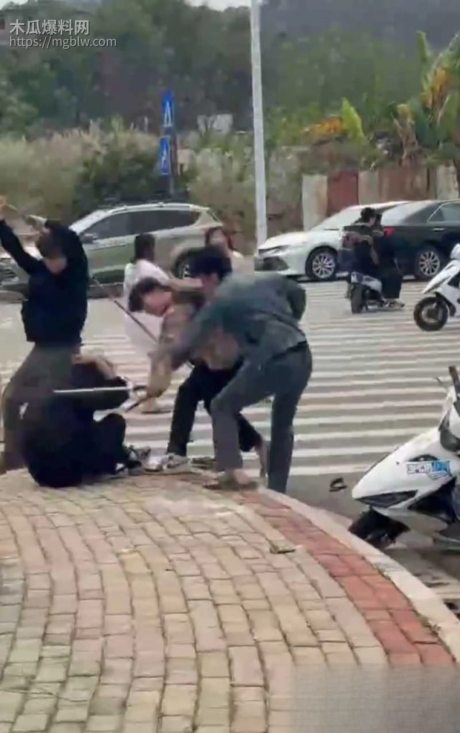 精神小伙打架现场 2