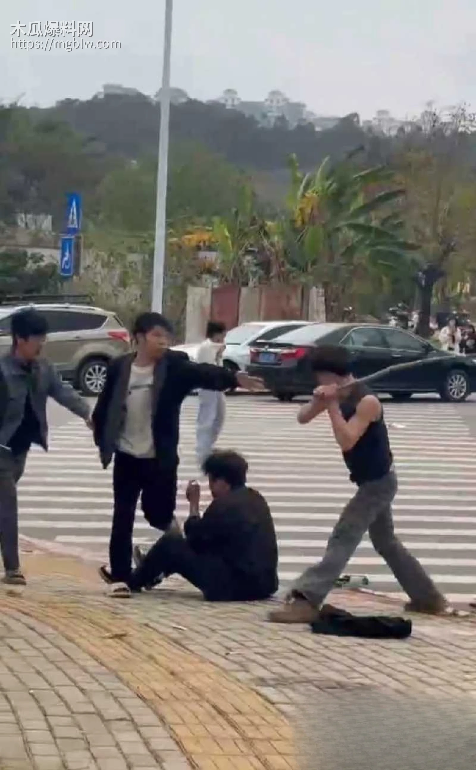 精神小伙打架现场 3