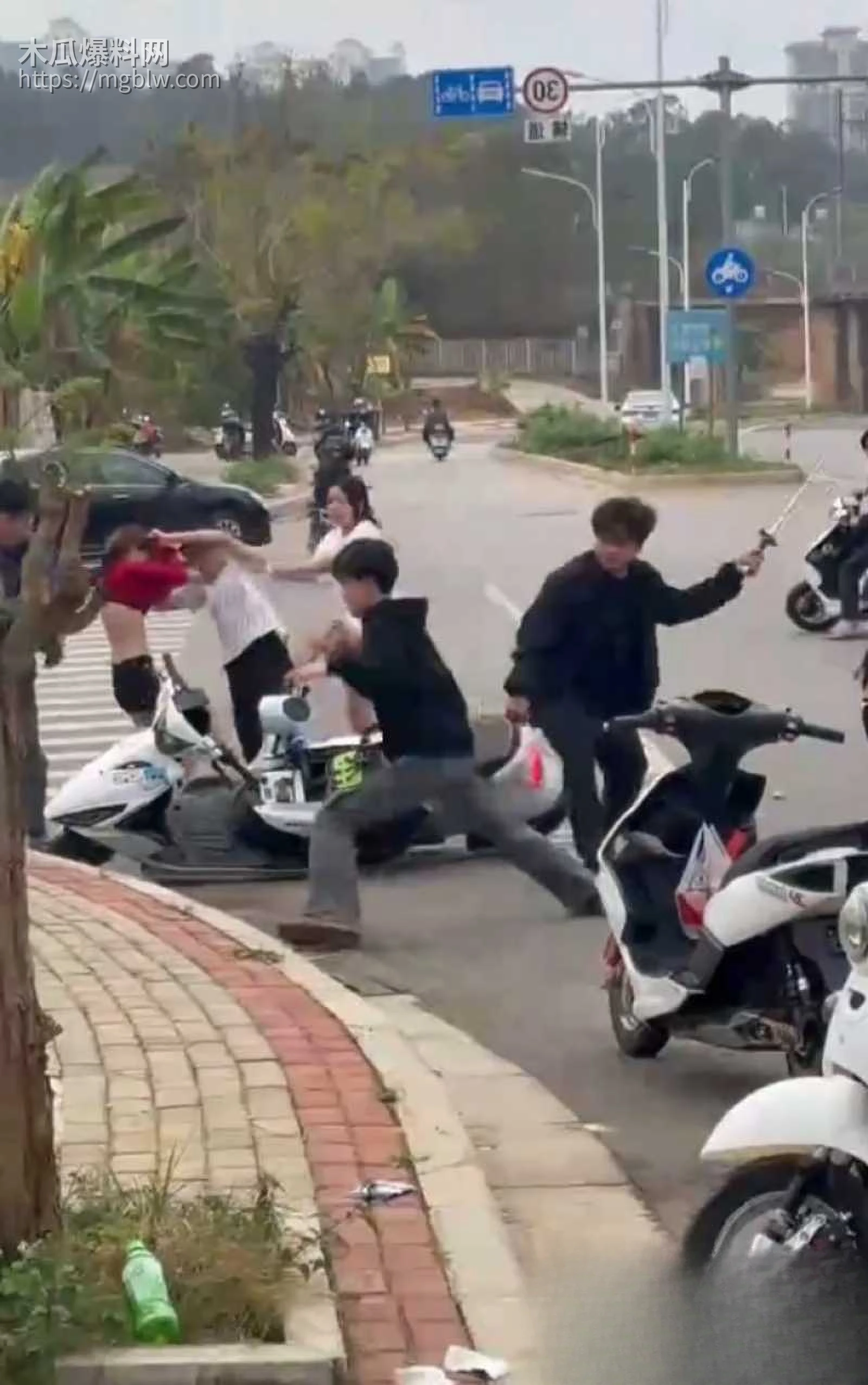 精神小伙打架现场 4