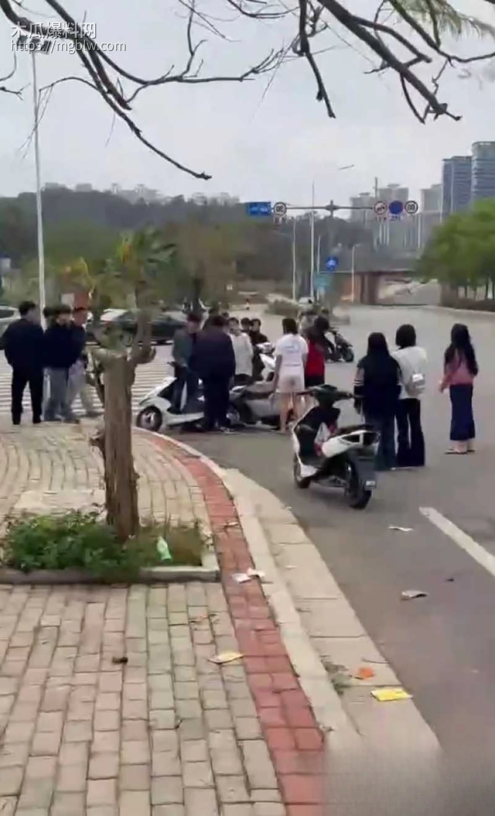 精神小伙打架现场 5