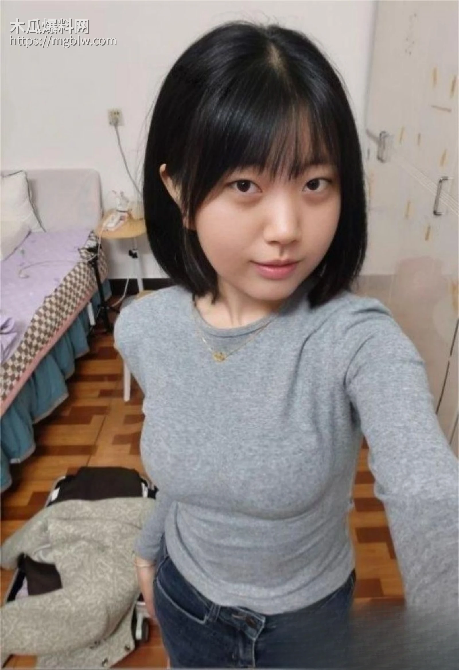 日本素人大学生裸贷自拍 2