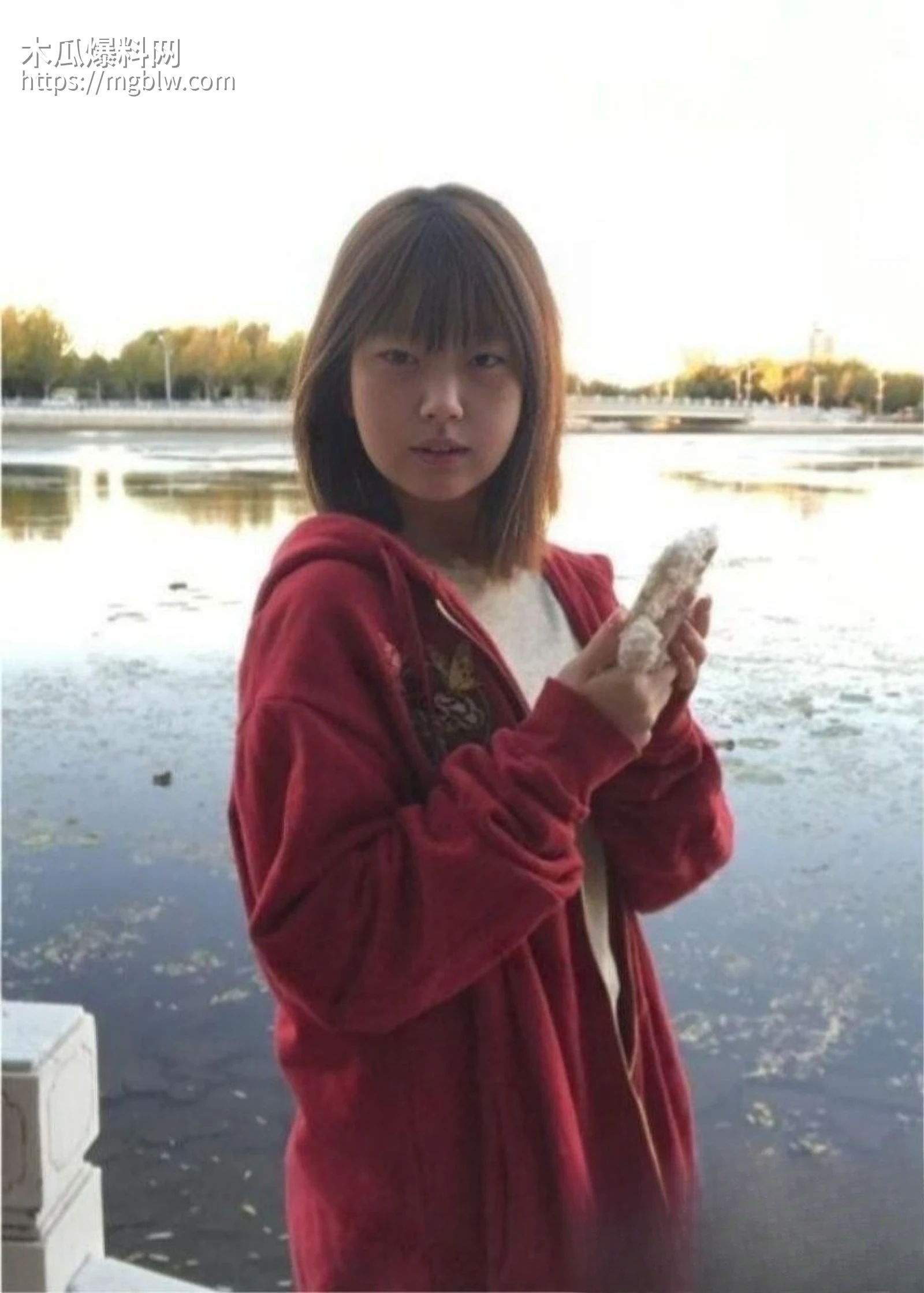 日本素人大学生裸贷自拍 3