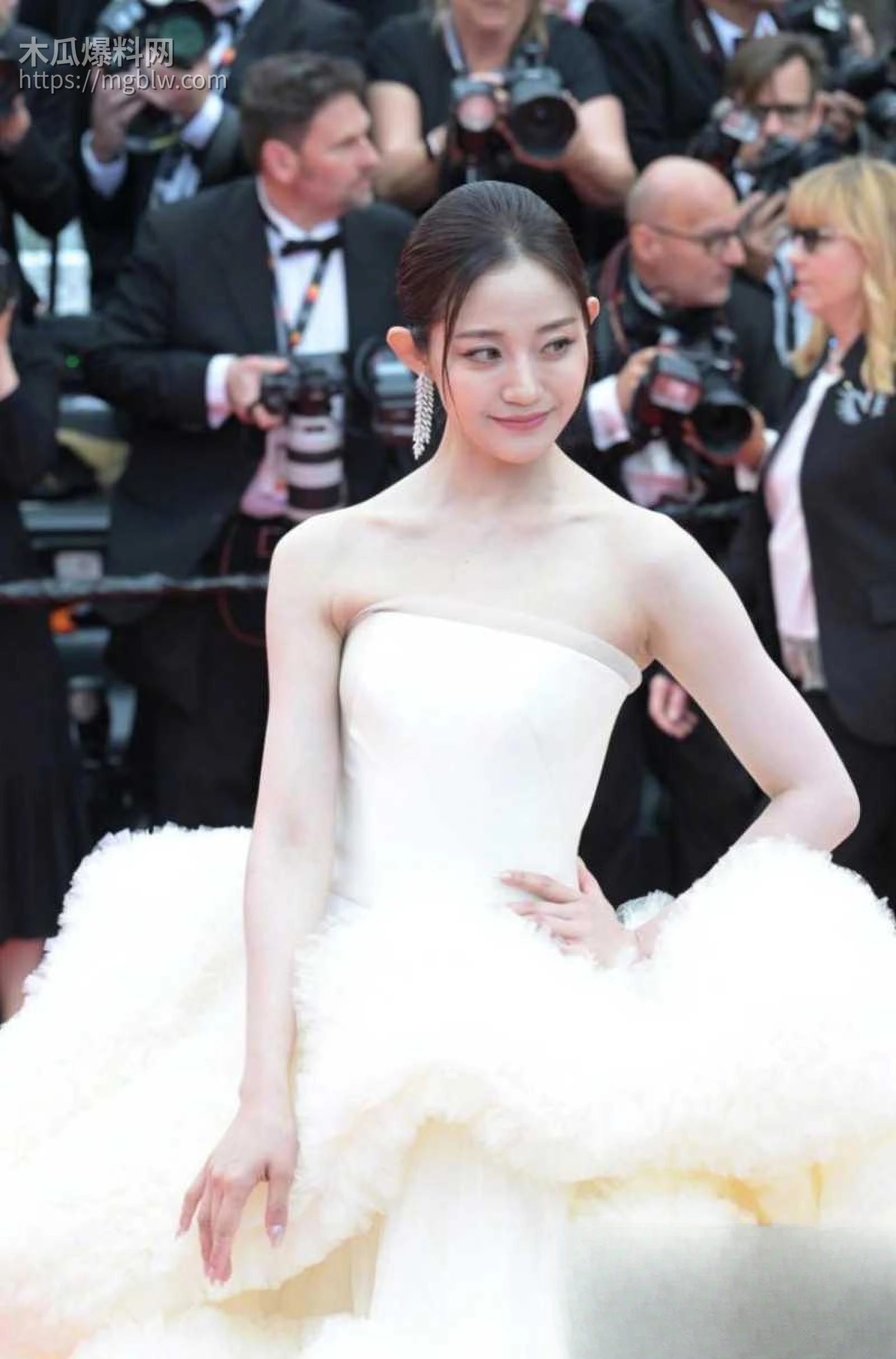 万千惠拿裸照当婚礼迎宾照011