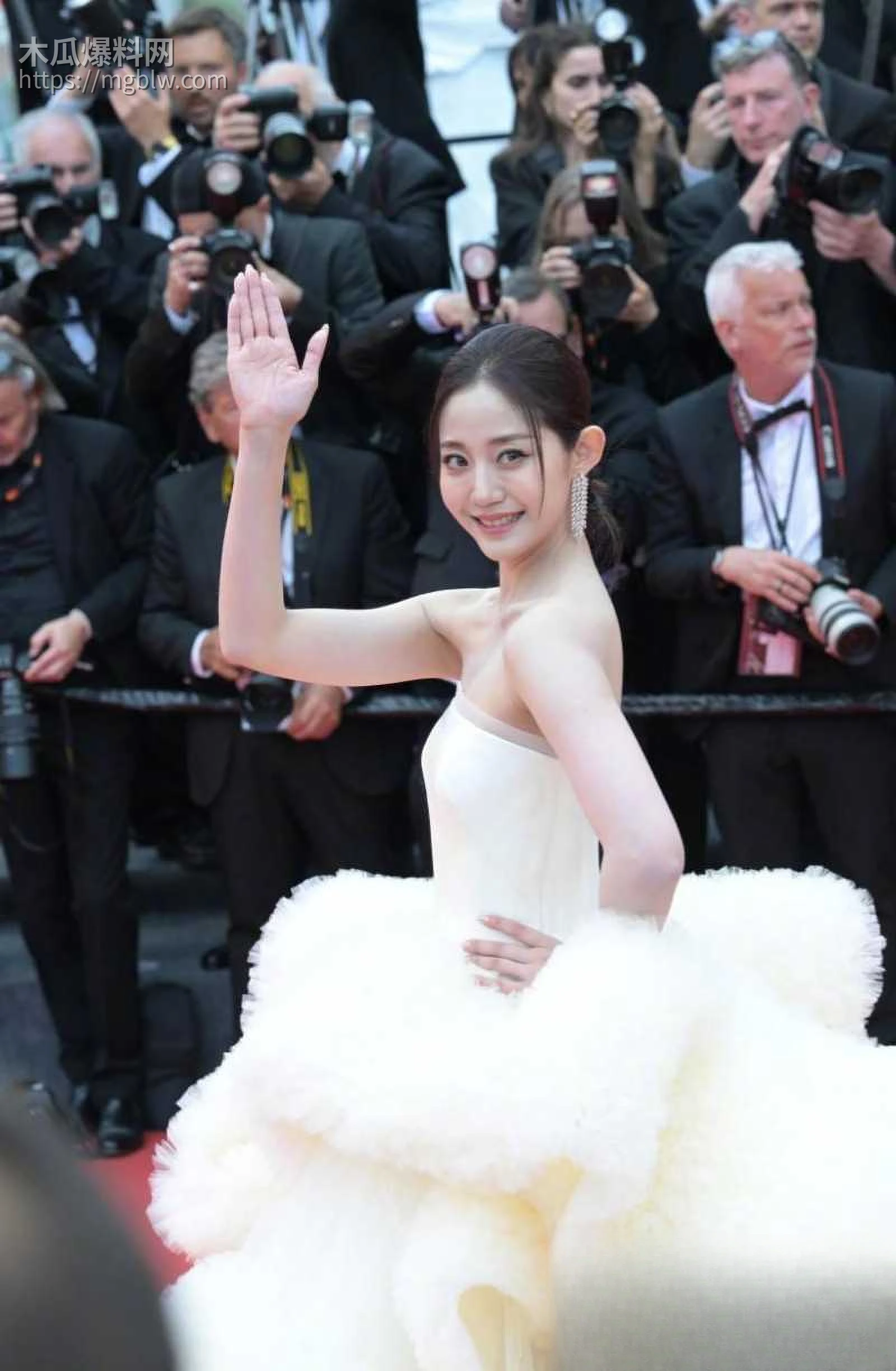 万千惠拿裸照当婚礼迎宾照014