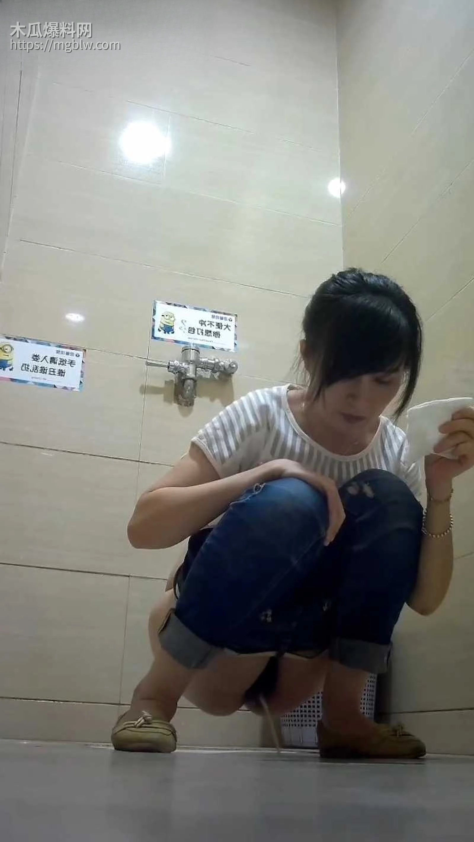 商场女厕所偷拍 6