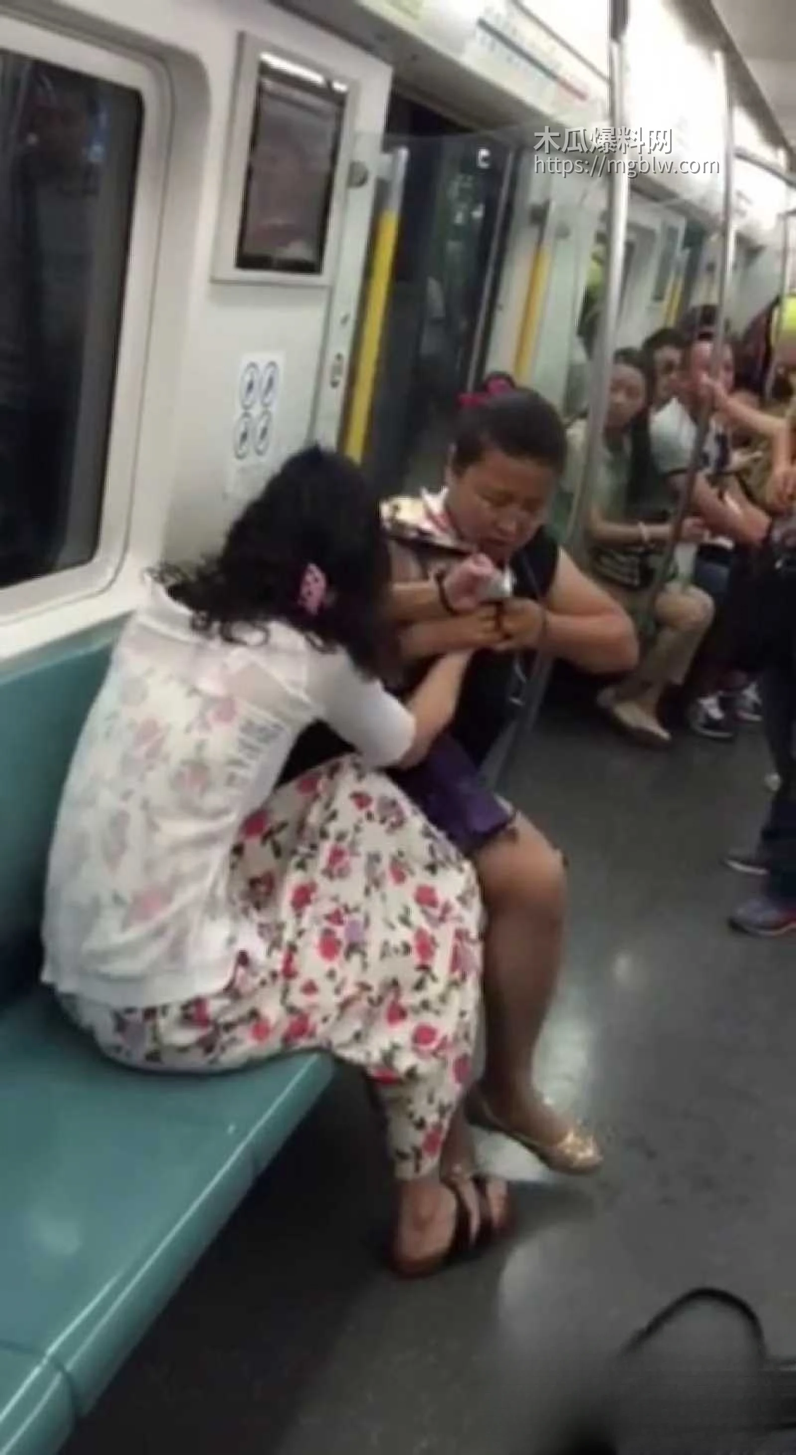 小仙女和大姨地铁互撕 1