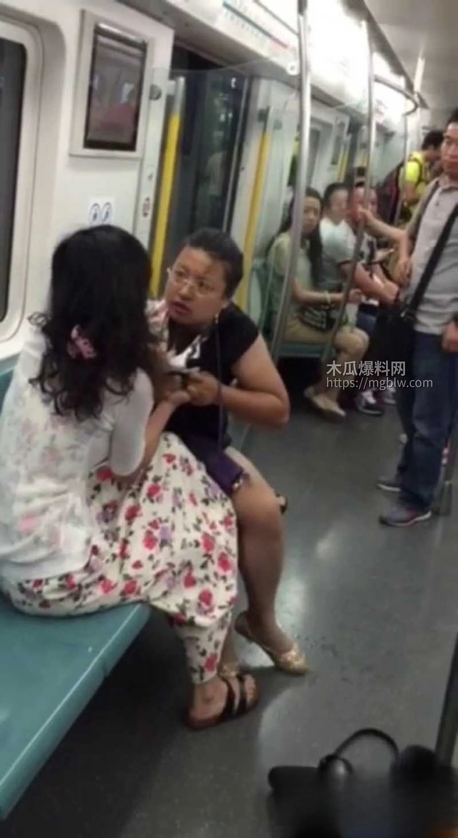 小仙女和大姨地铁互撕 2