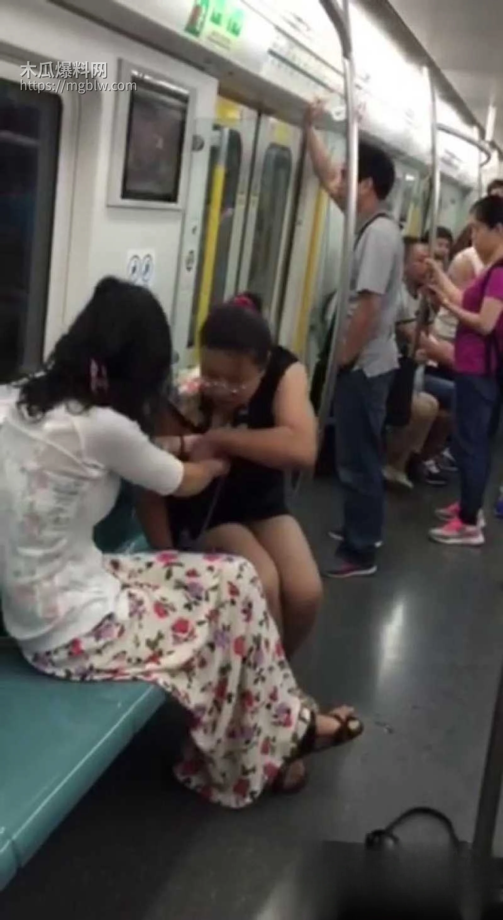 小仙女和大姨地铁互撕 3