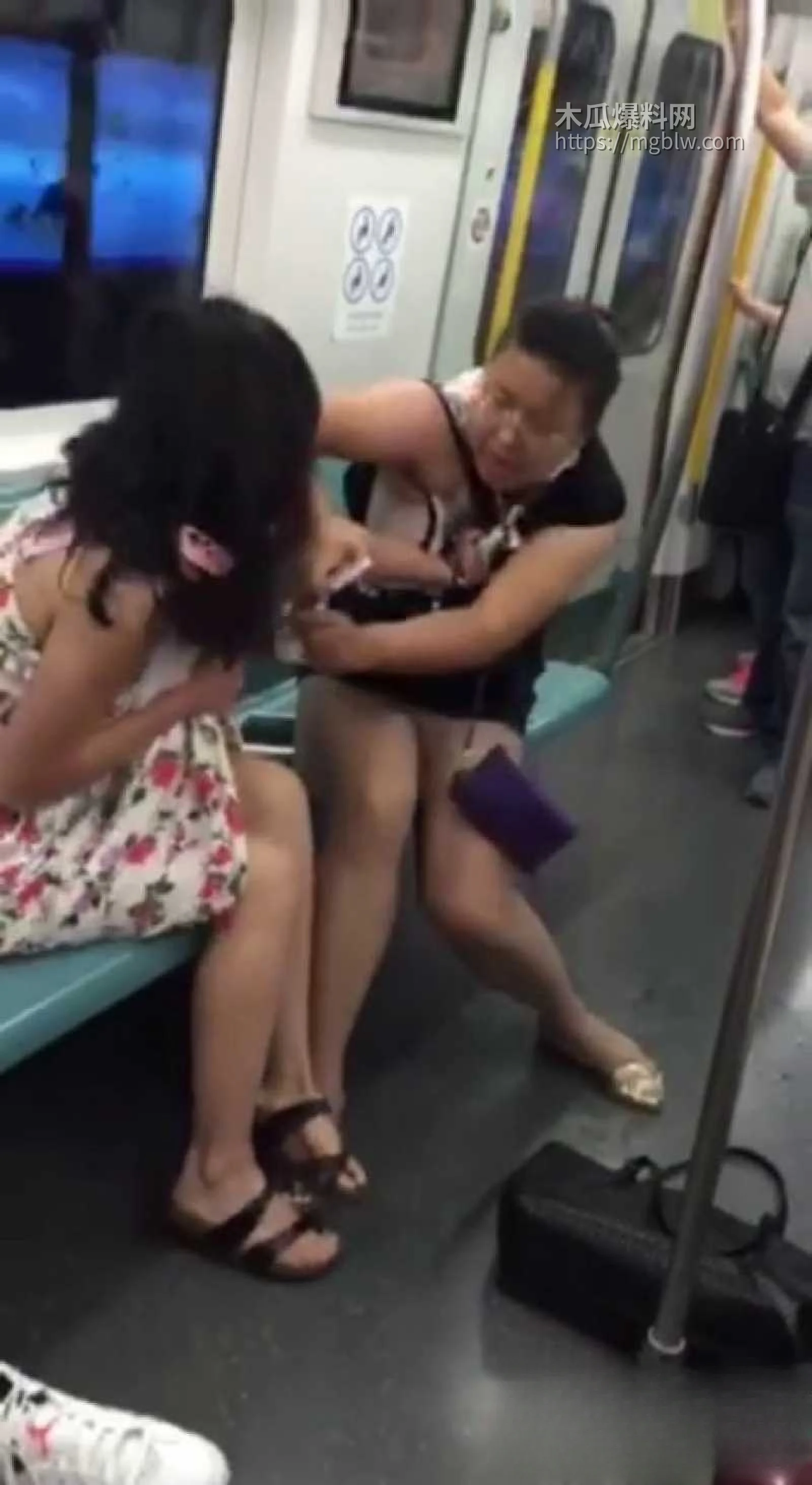 小仙女和大姨地铁互撕 7