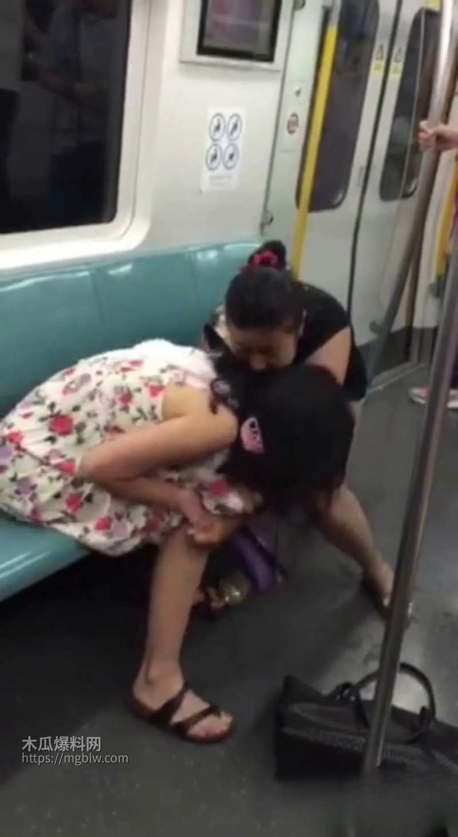 小仙女和大姨地铁互撕 8