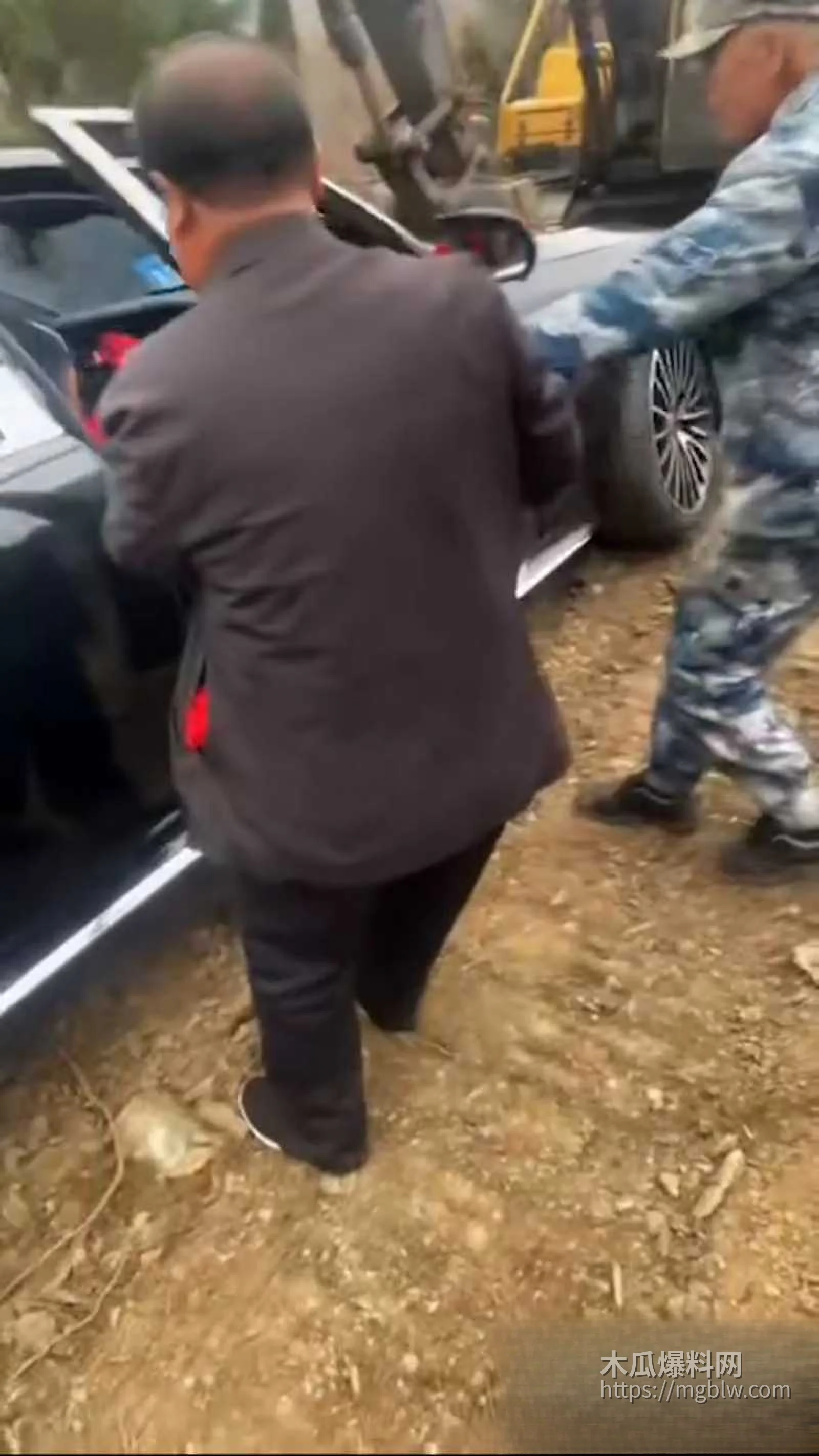 东北大哥 离世百万奔驰随葬入土6