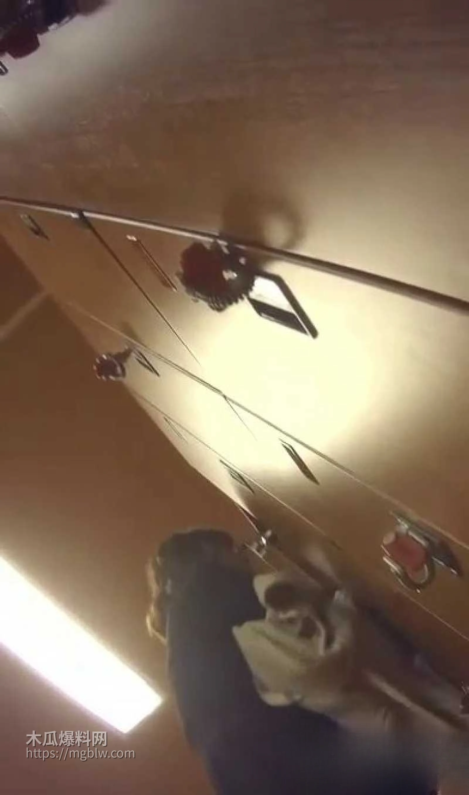 美少妇洗澡被偷拍  2