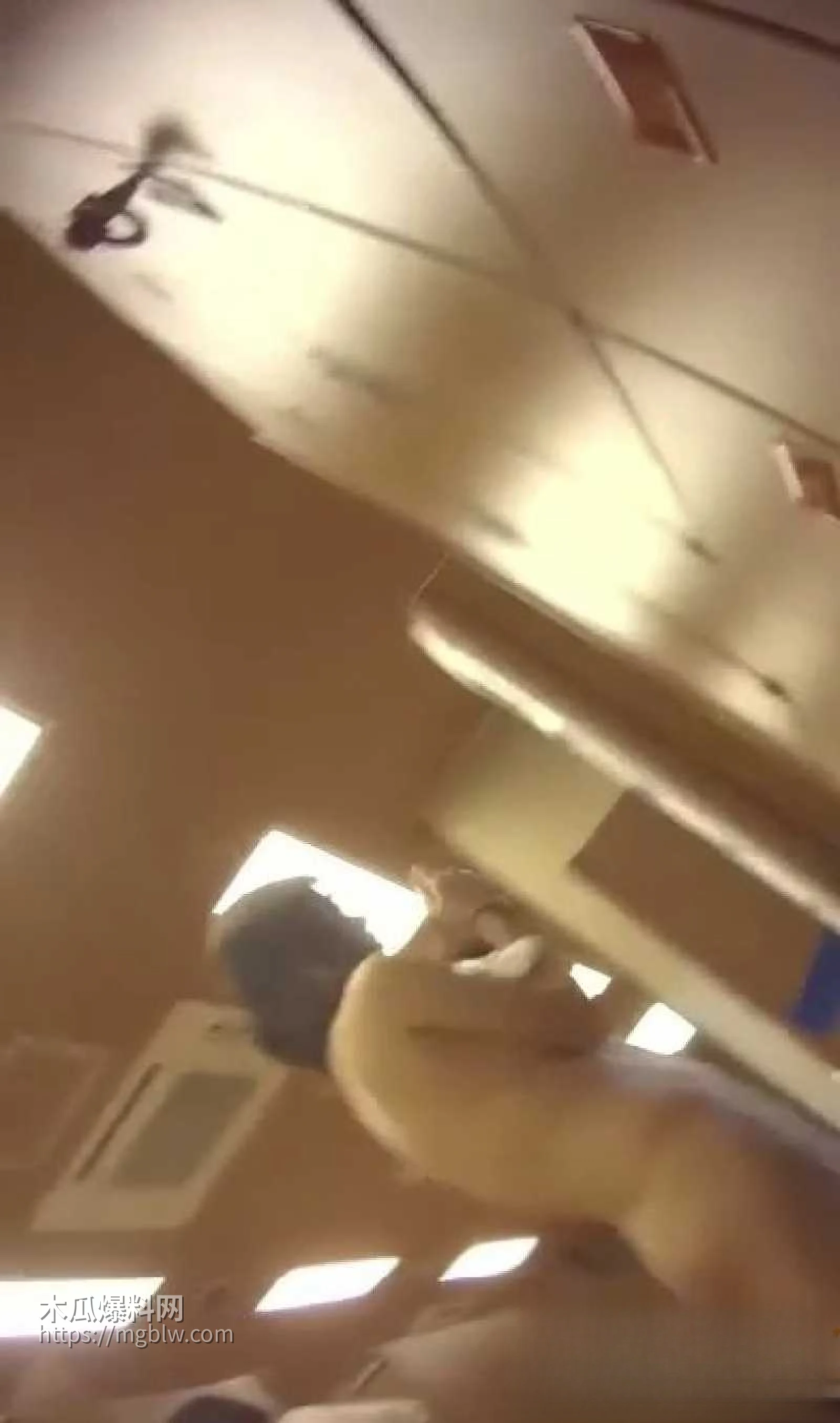 美少妇洗澡被偷拍  7