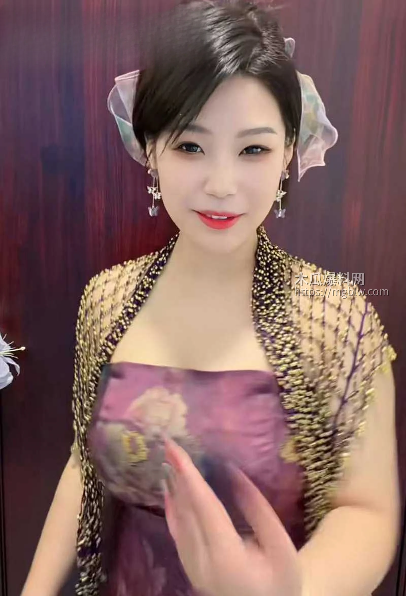 抖音30万粉丝极品G奶御姐苏菲呀与榜一大哥定制私拍流出2拷贝