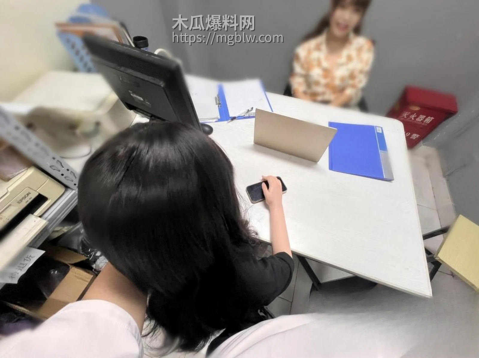 舅妈的爱情故事在女友背后扣逼01