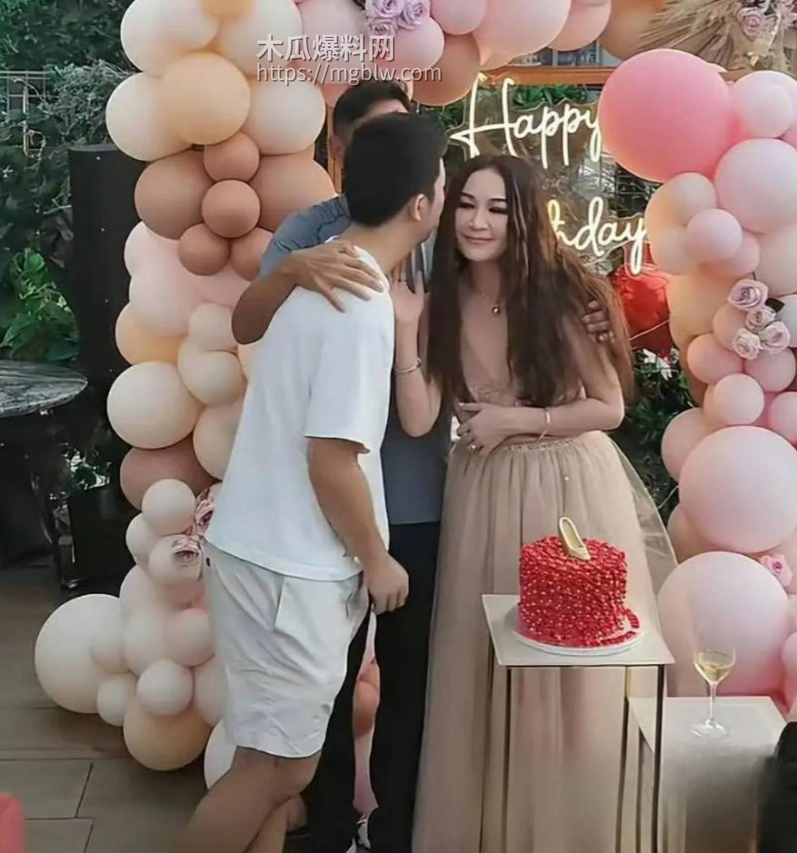 温碧霞生日现场遭养子强吻02