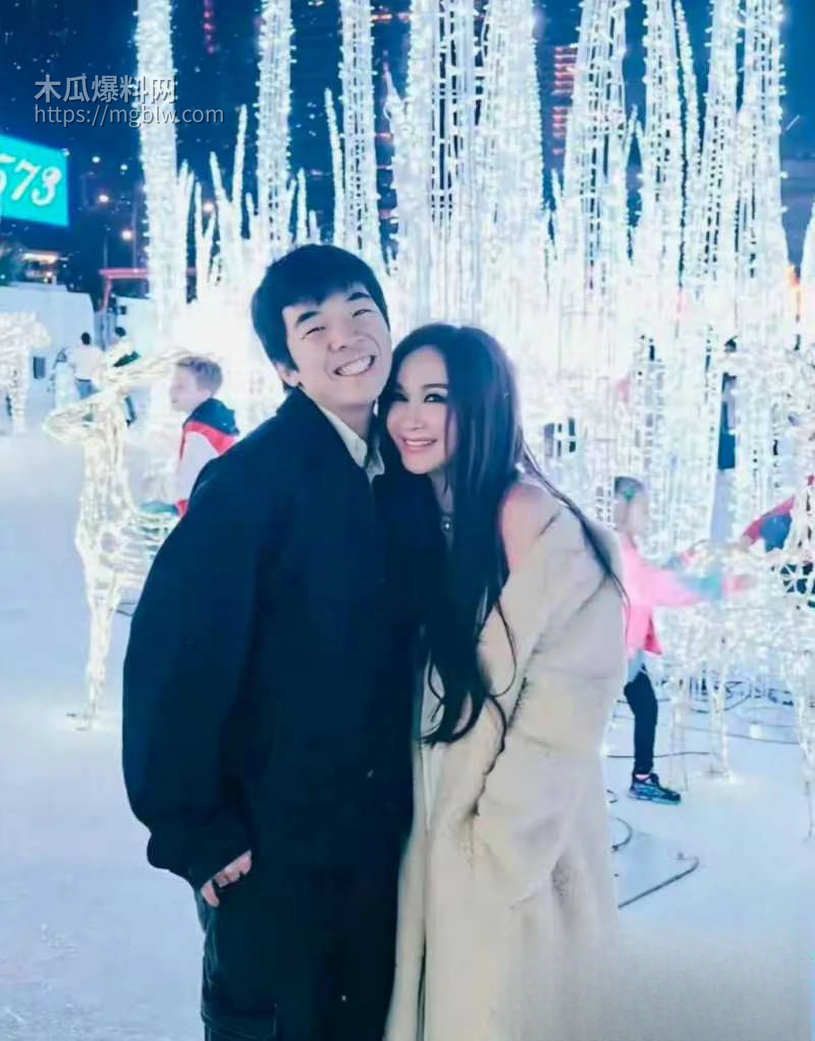 温碧霞生日现场遭养子强吻011