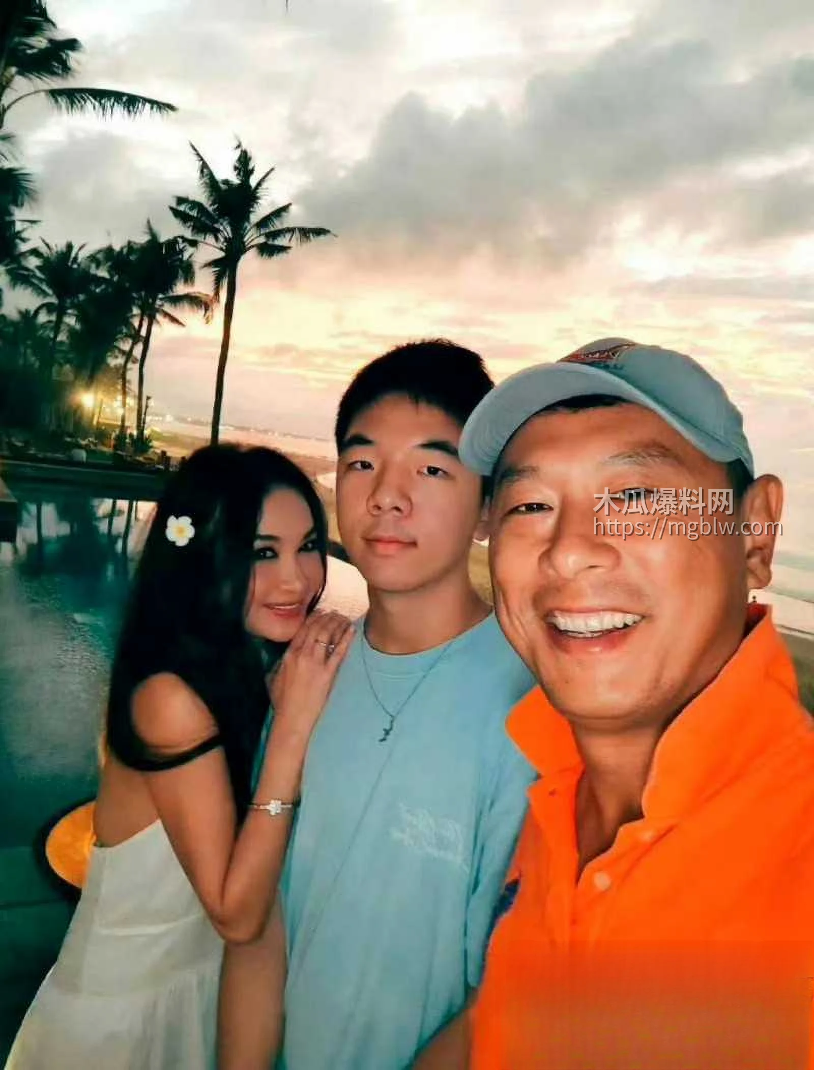 温碧霞生日现场遭养子强吻012