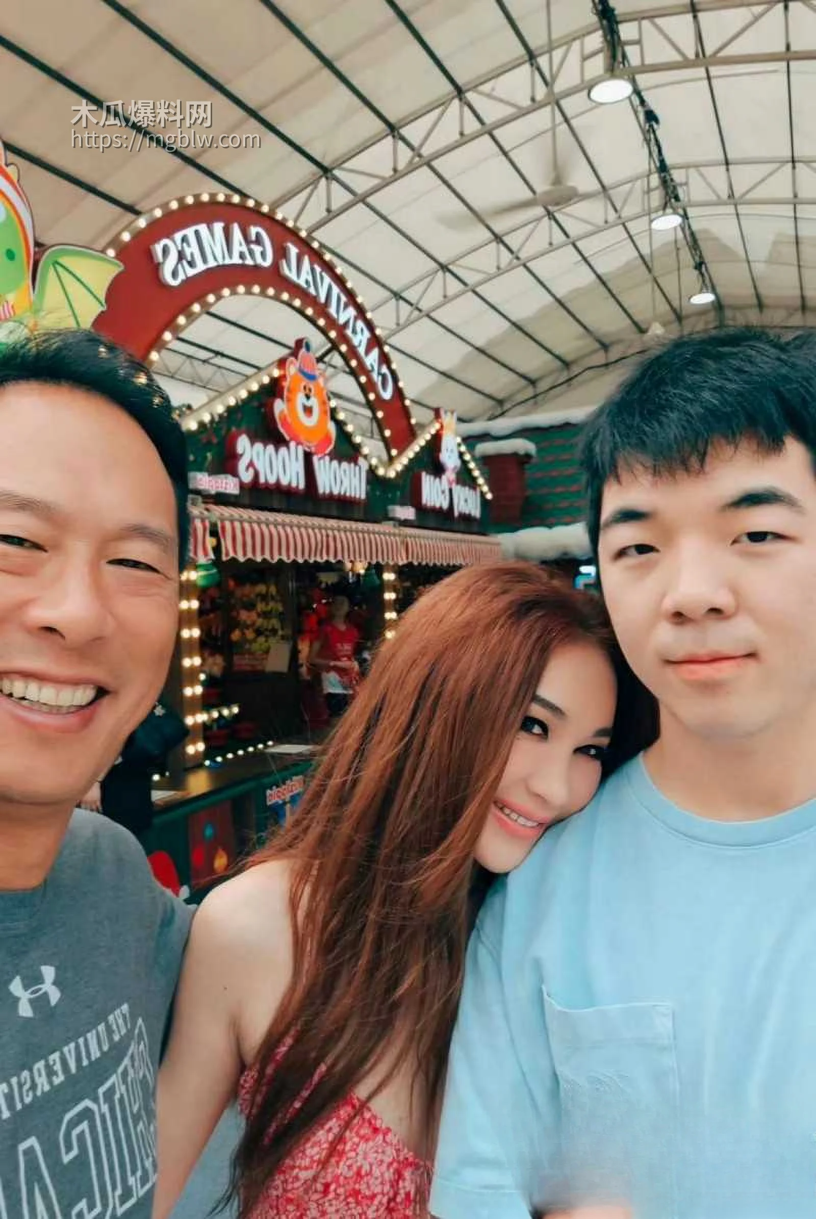 温碧霞生日现场遭养子强吻016