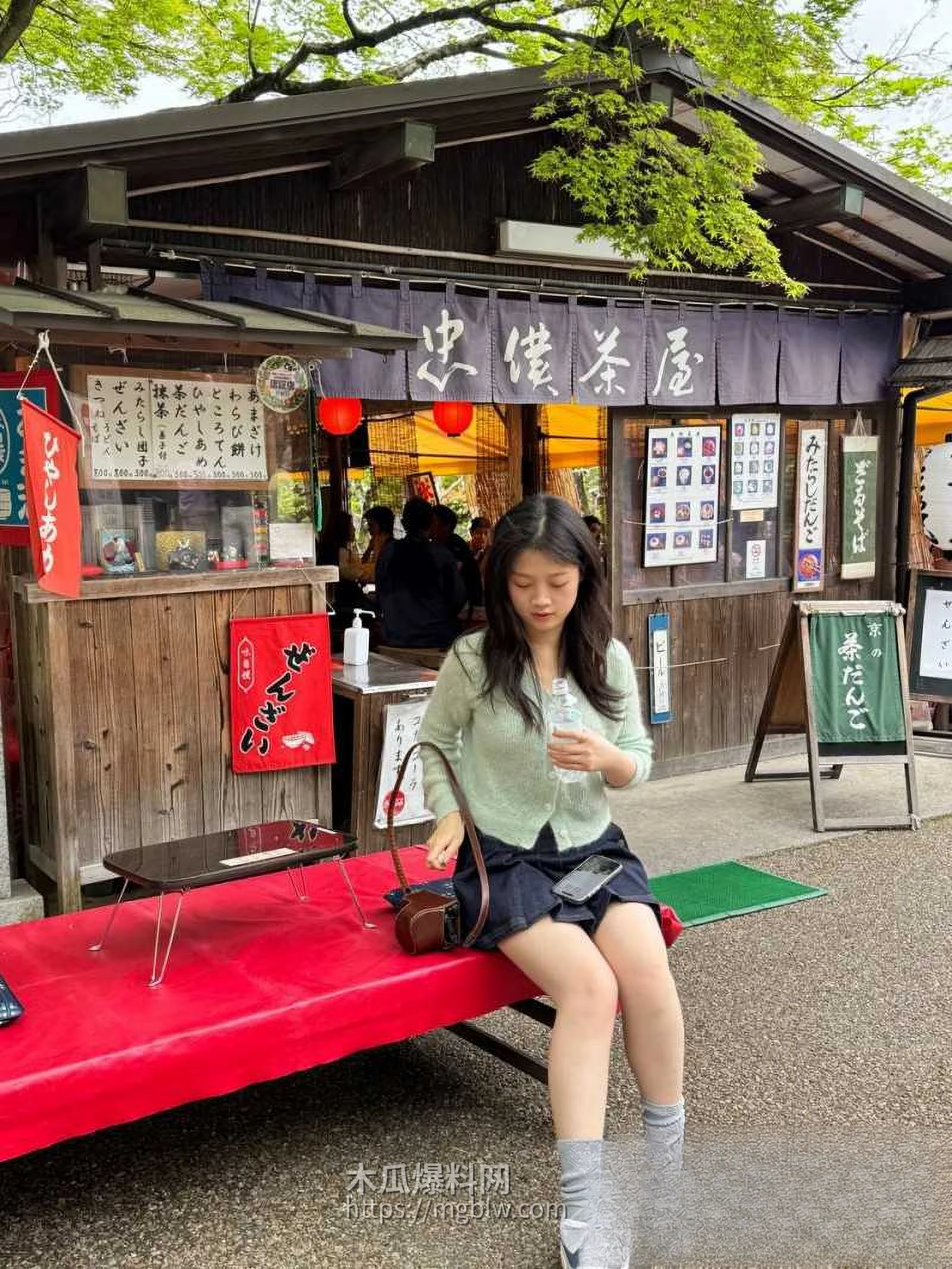 大三学生妹被金主包养私拍 5