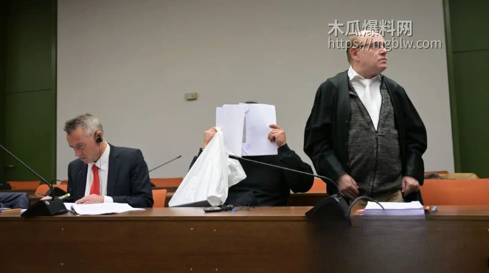 在德博士钟义迷奸女友7次 11