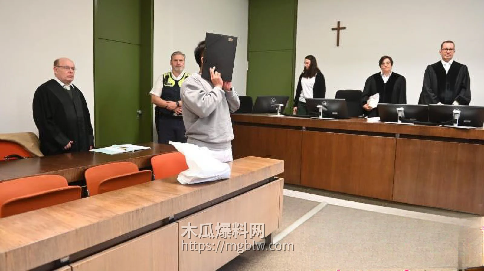 在德博士钟义迷奸女友7次 13